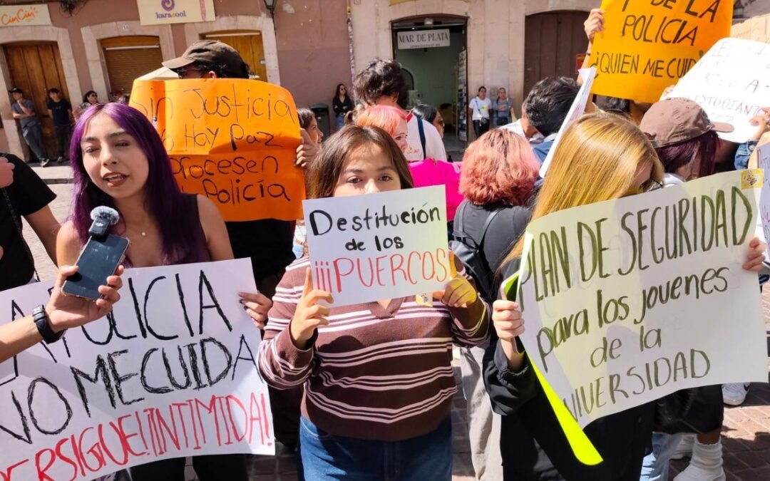 Policías golpean a estudiantes en Guanajuato; ya fueron suspendidos