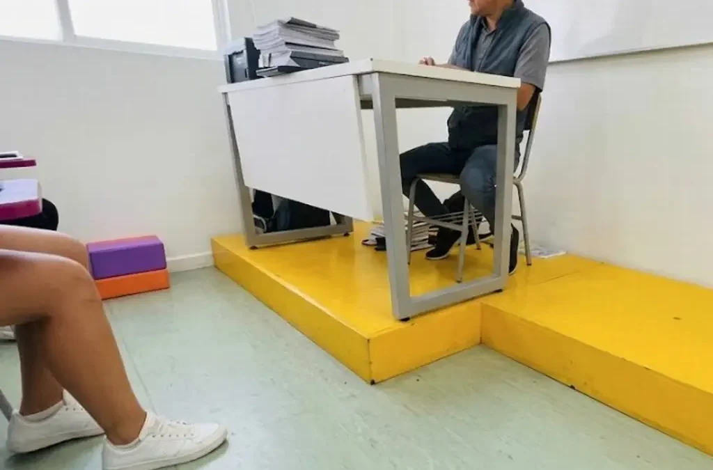 Profesor tuvo esta actitud con su alumna sin contar con que era grabado