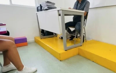 Suspenden a grosero profesor que le aventó su cuaderno a una alumna en el salón de clases.