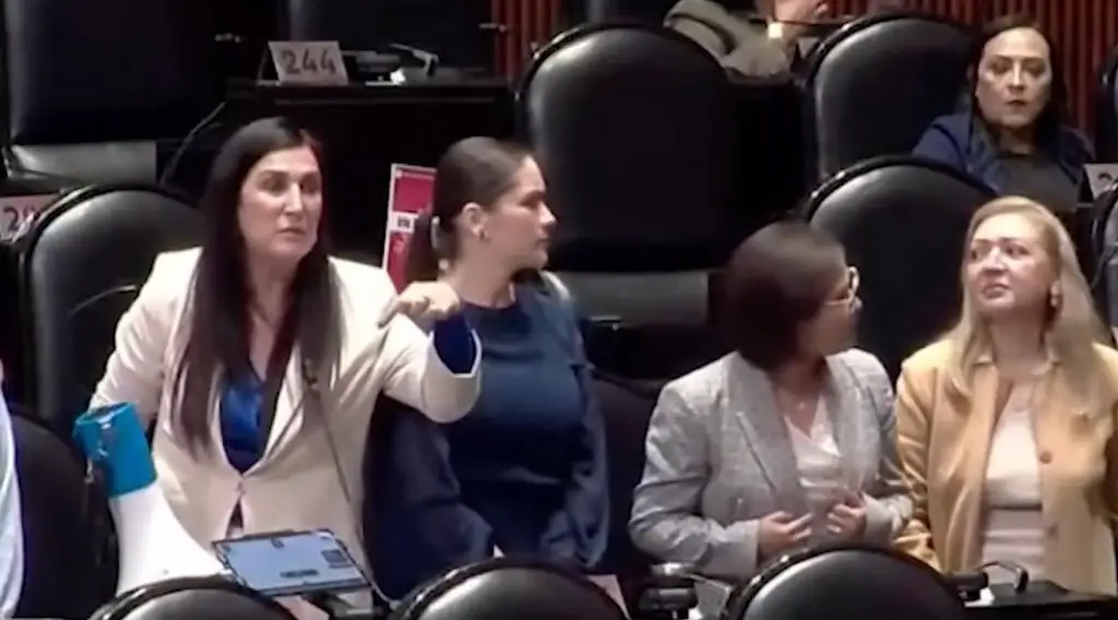 Con megáfono en mano, Kenia López Rabadán encara a Sergio Gutiérrez Luna en San Lázaro