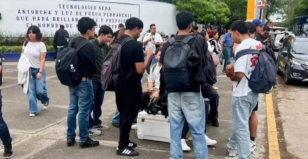 Evacúan a más de seis mil alumnos y maestros del Tecnológico de Veracruz tras hallazgo de material explosivo