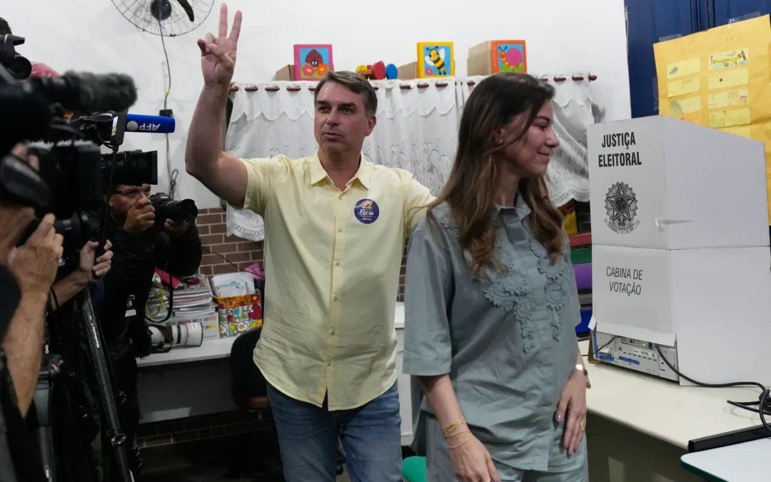 Huye Flávio Bolsonaro huye de Brasil tras derrota ante Lula da Silva