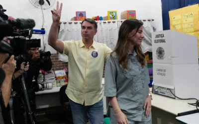 Huye Flávio Bolsonaro huye de Brasil tras derrota ante Lula da Silva
