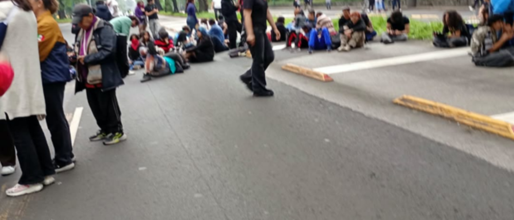 Estudiantes del CCH Sur bloquearon Ave. Insurgentes frente a la UNAM exigiendo medidas para evitar la violencia sexual.