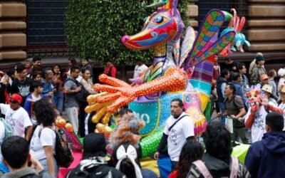 Alebrijes gigantes desfilan y llenan de fantasía
