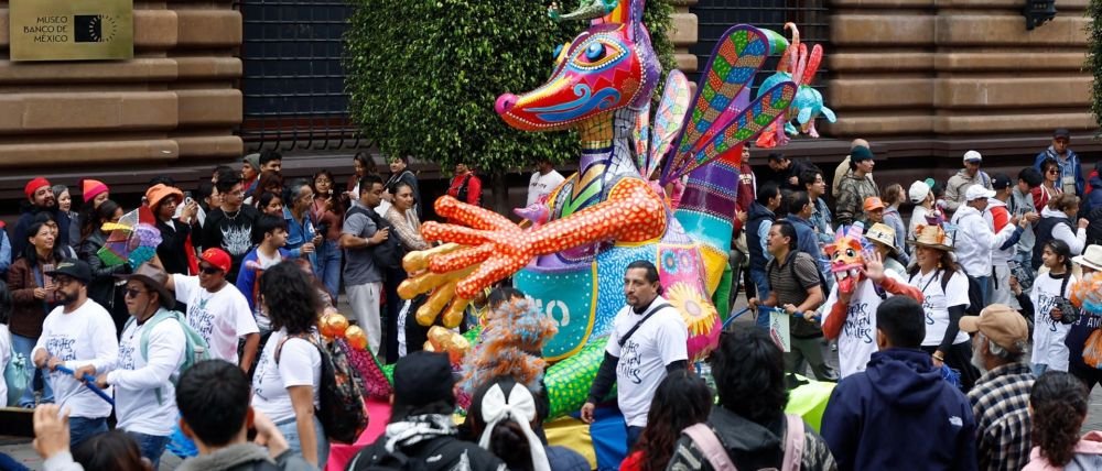 Alebrijes gigantes desfilan y llenan de fantasía