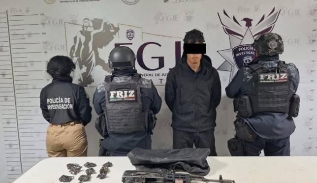 Detienen en Villanueva a un hombre con arma larga y probable marihuana en la carretera federal 45