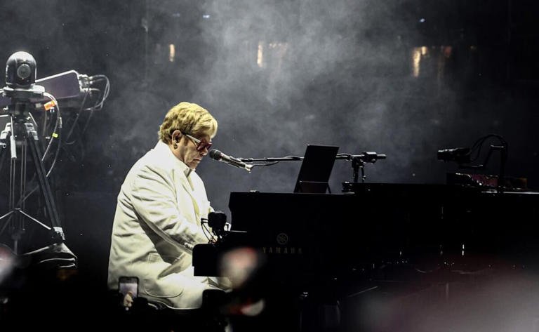 Elton John da cátedra de cómo desafiar al tiempo; el cantante se despide de México