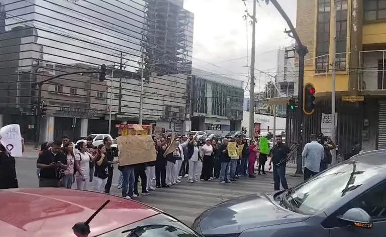 Protestan trabajadores del IMSS en Monterrey; denuncian falta de insumos, especialistas y mejoras salariales