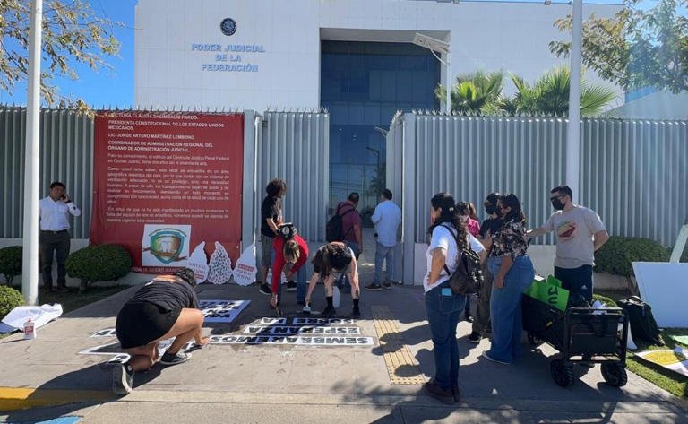 Francisco Garduño comparece ante juez por incendio migratorio en Ciudad Juárez; víctimas exigen que no retiren los cargos