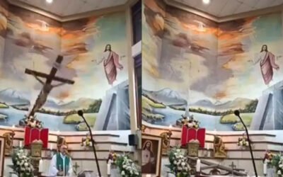 Sacerdote muere durante misa en Ecuador; una cruz de madera le cae encima