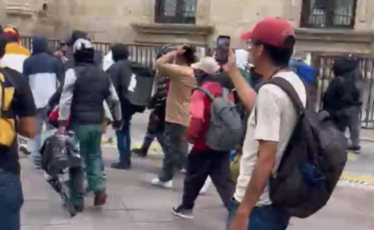 Petardos y disturbios frenan marcha por el agua limpia en Guadalajara
