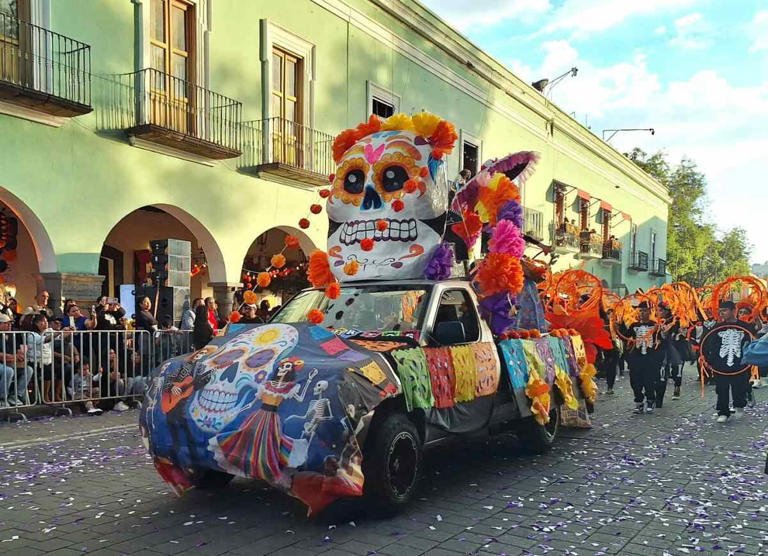 Desfile de la «Feria de Ferias» llena de color y tradición el Centro Histórico de Tlaxcala; participan 90 contingentes