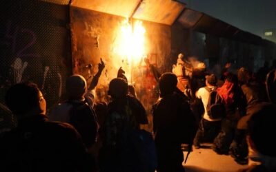 Vuelven impunemente a vandalizar y saquear comercios durante la marcha por la masacre de Tlatelolco.