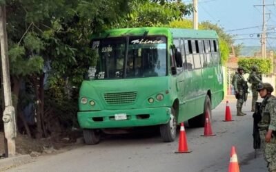 Balean camión con estudiantes en Escuinapa, Sinaloa; conductor resulta herido