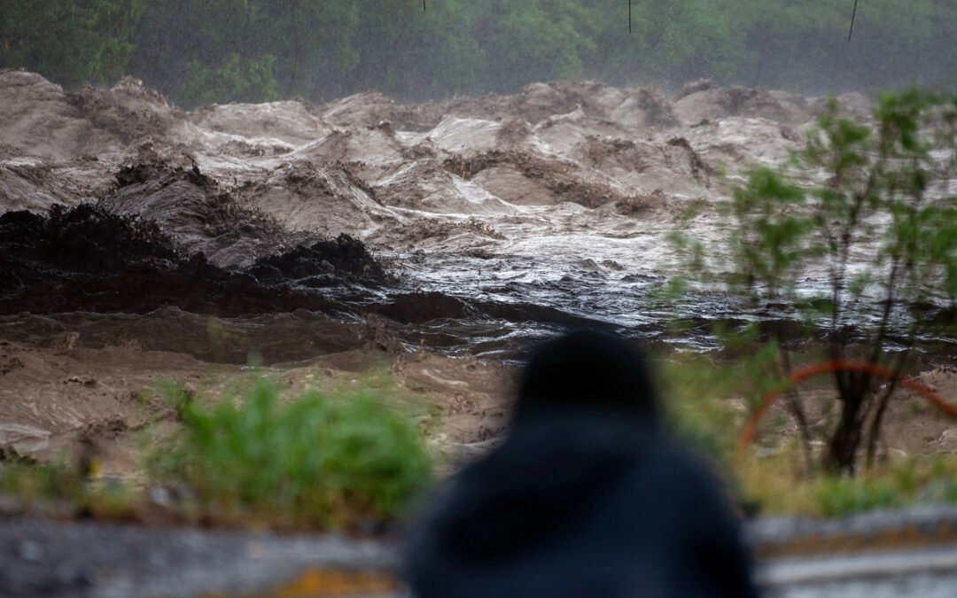 Frente frío número 2 causa 10 muertos, ríos desbordados y evacuaciones en Veracruz