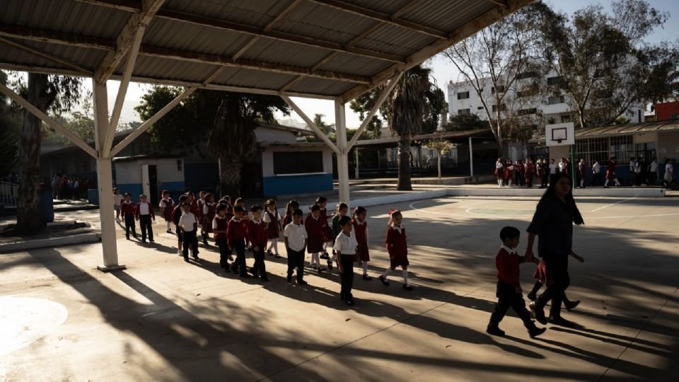 Suspenden clases en el turno vespertino todas las escuelas de Tijuana por el calorón.