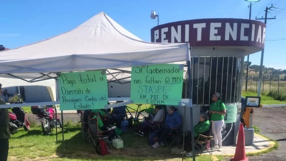 Sindicalizados paralizan todas las oficinas del gobierno de Michoacán para exigir pago de adeudos