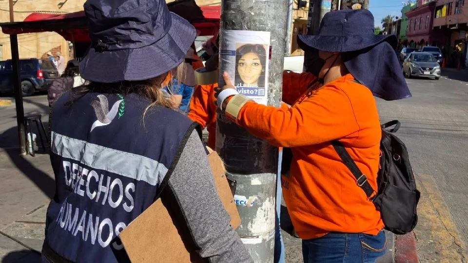Colectivo de buscadores acusa agresiones verbales de policía durante pega de fichas en Tijuana