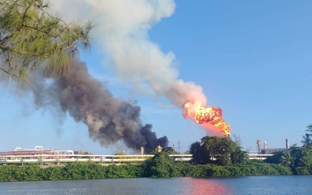 Reportan fuego en Dos Bocas; Pemex confirma conato de incendio