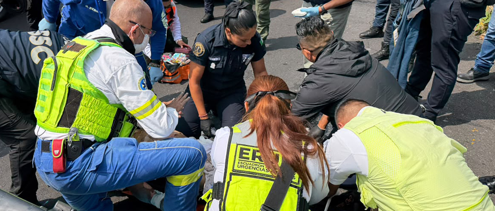Policías rescatan a hombre que se prendió fuego en la Glorieta de Insurgentes