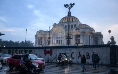 Blindan el Zócalo y edificios de la CDMX por la marcha del 2 de octubre