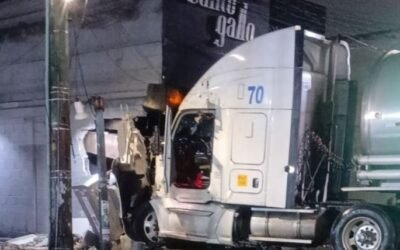 Conductor se queda dormido y choca pipa de agua contra panadería en Santa Bárbara, Iztapalapa