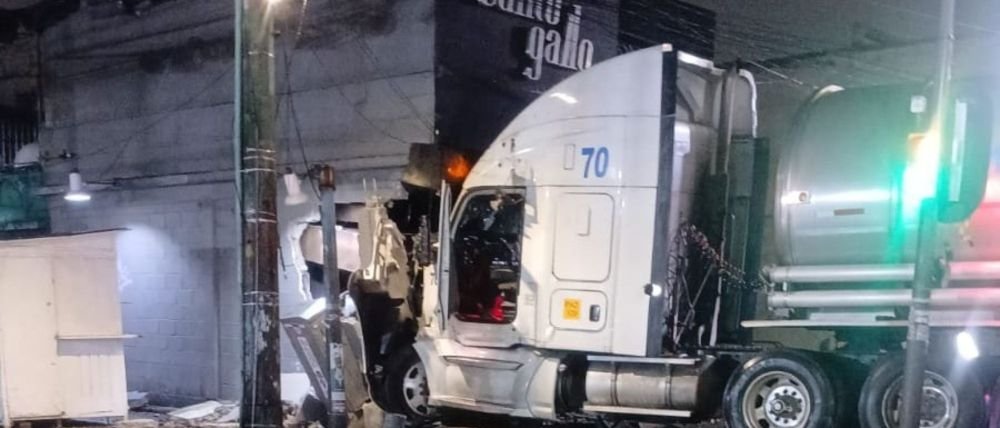 Conductor se queda dormido y choca pipa de agua contra panadería en Santa Bárbara, Iztapalapa