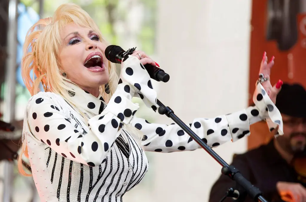Sobrino de Dolly Parton niega amenazas contra su patrimonio y rechaza orden de alejamiento